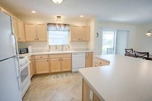 Fridge, microwave, oven, stovetop - CAN'T BEAT THIS LOCATION REALLY NICE HOME NEAR SUMTER LANDING THE VILLAGES FL (The Villages)