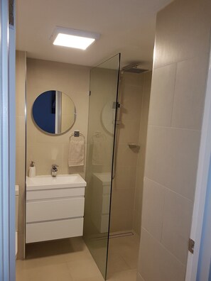 Dusche, Haartrockner, Handtücher, Seife