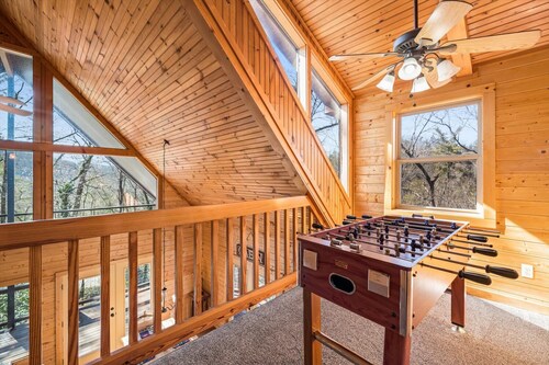 Gatlinburg cabin, renovated 3 Brm, Sleeps 8, FP, Pool Table, Hot Tub, WIFI