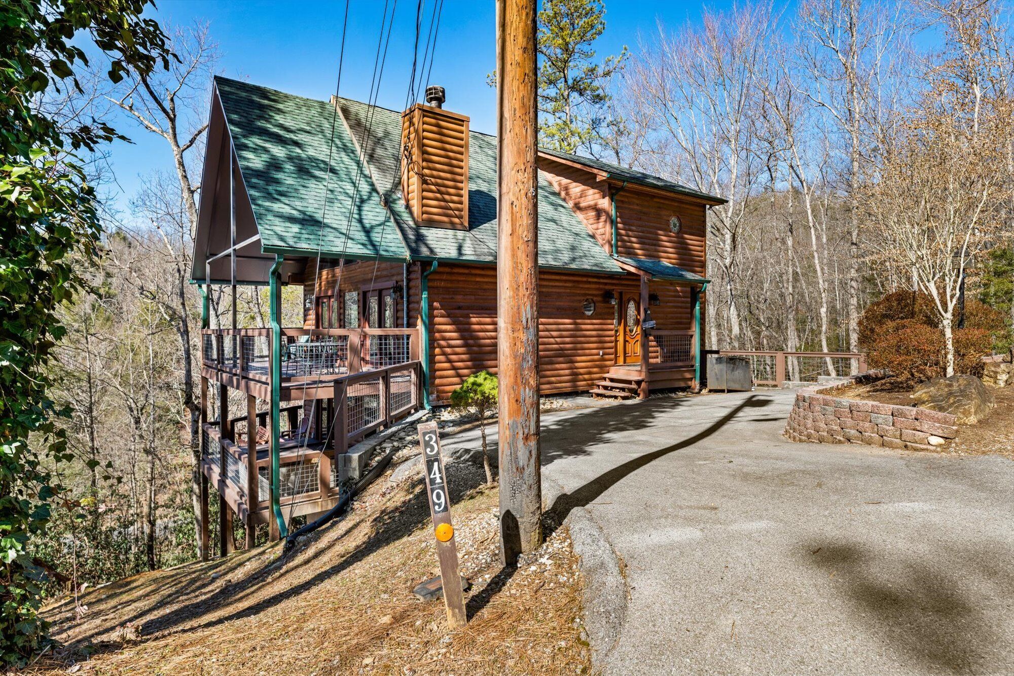 Gatlinburg cabin, renovated 3 Brm, Sleeps 8, FP, Pool Table, Hot Tub, WIFI