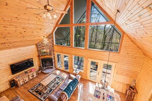 Smart TV, fireplace, table football, books - Gatlinburg cabin, renovated 3 Brm, Sleeps 8, FP, Pool Table, Hot Tub, WIFI (Gatlinburg)
