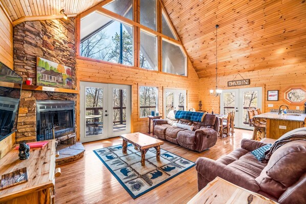 Smart TV, fireplace, table football, books - Gatlinburg cabin, renovated 3 Brm, Sleeps 8, FP, Pool Table, Hot Tub, WIFI (Gatlinburg)