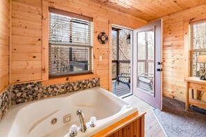 Interior - Gatlinburg cabin, renovated 3 Brm, Sleeps 8, FP, Pool Table, Hot Tub, WIFI (Gatlinburg)