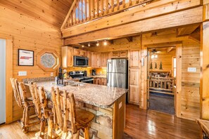Fridge, microwave, oven, stovetop - Gatlinburg cabin, renovated 3 Brm, Sleeps 8, FP, Pool Table, Hot Tub, WIFI (Gatlinburg)
