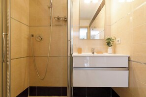 Dusche, Haartrockner, Handtücher, Shampoo
