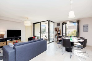 TV, offices - 3 bedrooms: 200m from Croisette (Cannes)