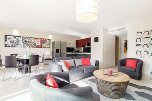 TV, offices - 3 bedrooms: 200m from Croisette (Cannes)