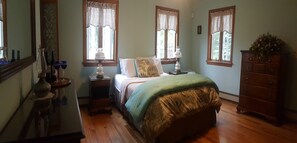 5 soverom, skrivebord, strykejern/-brett og reiseseng for barn