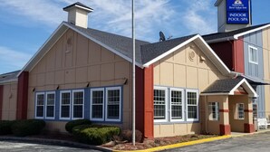 A building with a sign indicating an indoor pool and spa. - Americas Stay Inn (Leavenworth)