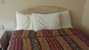 1 bedroom, desk, blackout curtains, soundproofing - Americas Stay Inn (Leavenworth)