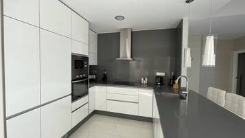 Køleskab, mikrobølgeovn, ovn, kogeplade