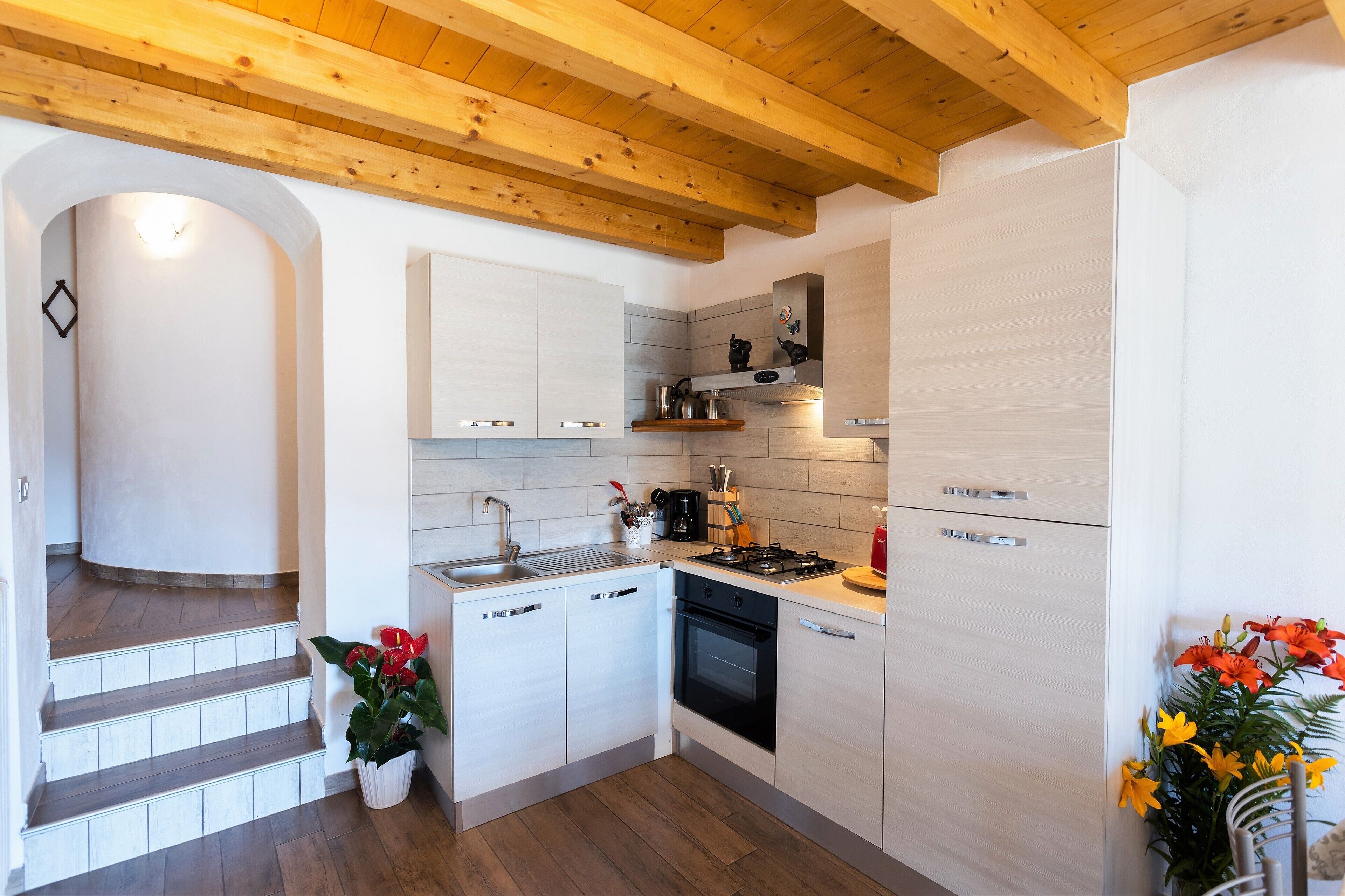 ثلاجة، فرن، موقد طهي مسطح، ماكينة لصنع القهوة/الشاي