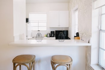 Private kitchen at Miami River Inn By Renzzi