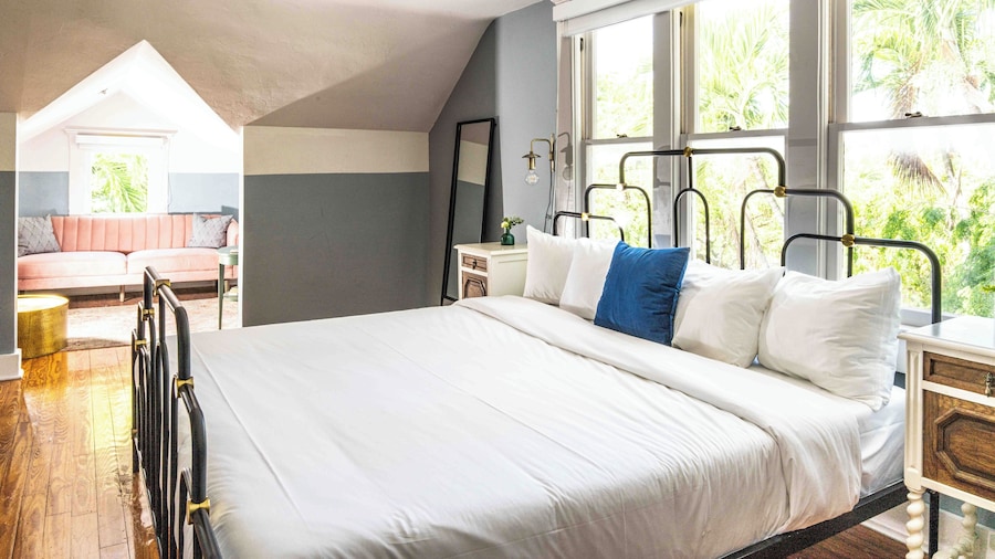 Miami River Inn By Renzzi