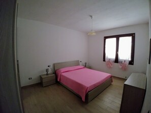 2 soverom, skrivebord, strykejern/-brett og wi-fi (inkludert)