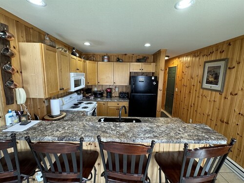 40 Creek Lodge North - Prime Hunting and Fishing Cabin at Waubay Lake