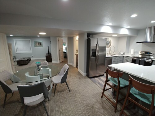 Luxury 900sf 2 Bedroom, full kitchen, Private Entry at Denver International