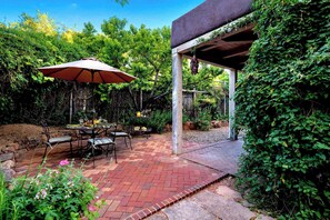 Outdoor dining - Antonia - Historic Retreat, Walk Everywhere (Santa Fe)
