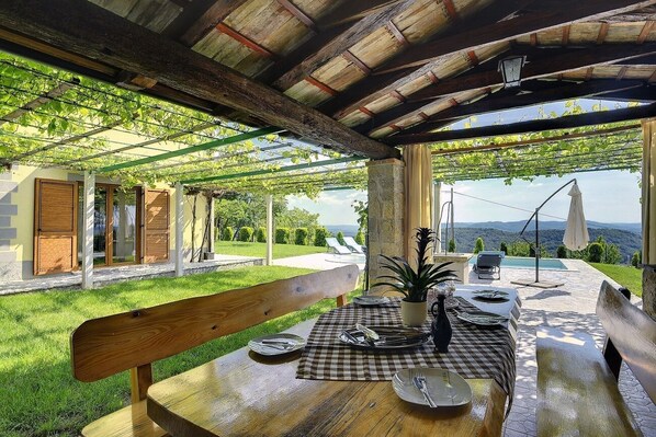 Outdoor dining - Fantastic panoramic finca with private pool, air conditioning, WLAN, terrace, barbecue (Lupoglav)