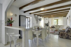 Dining - Fantastic panoramic finca with private pool, air conditioning, WLAN, terrace, barbecue (Lupoglav)