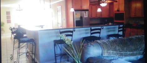 Smart TV, chimenea, reproductor de DVD y libros