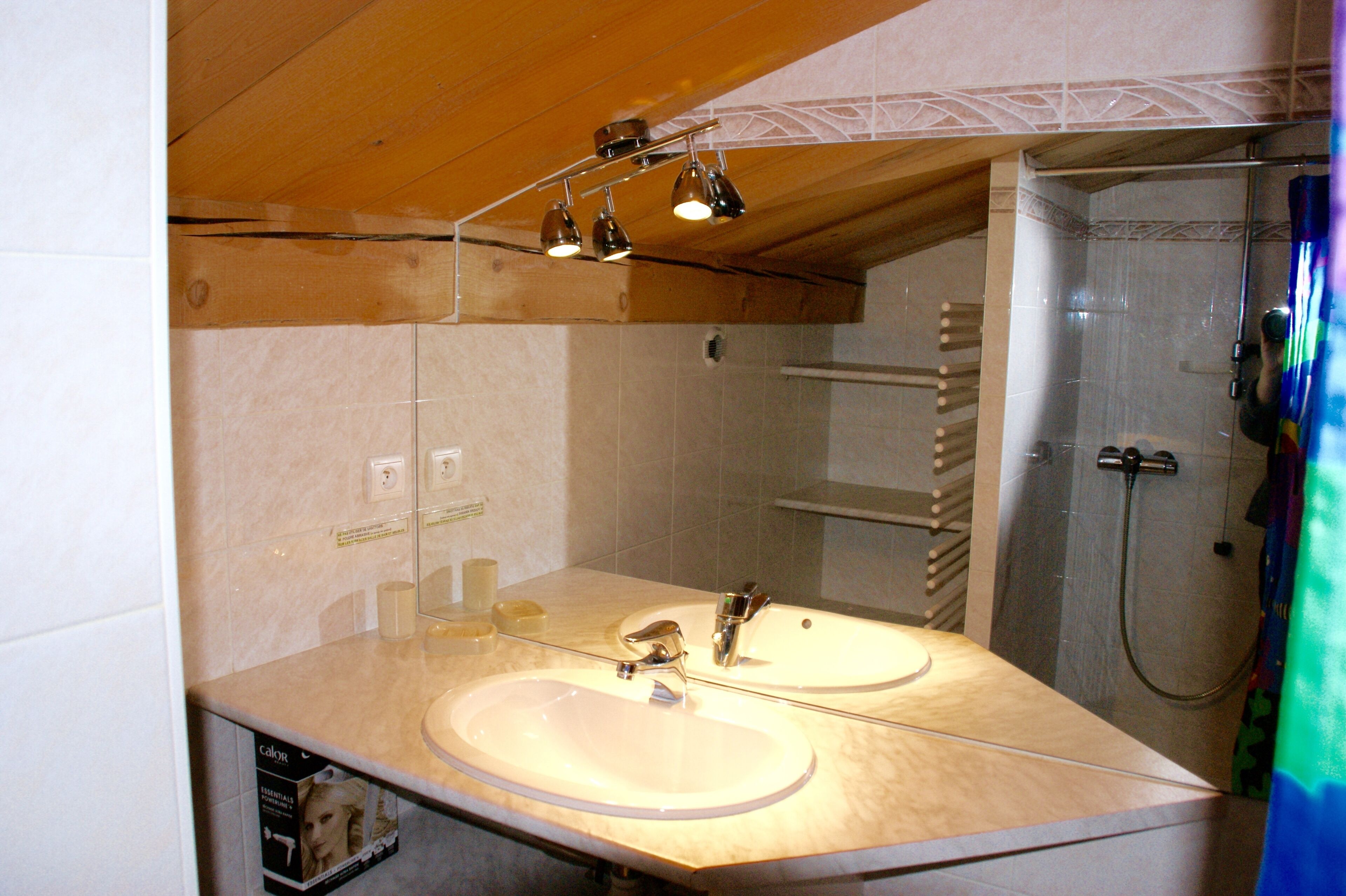 Douche, sèche-cheveux