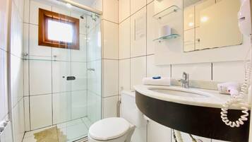Shower, rainfall showerhead, free toiletries, hair dryer