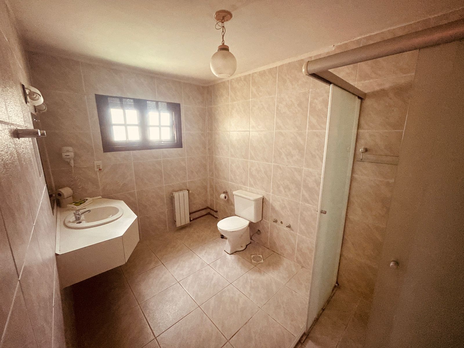 shower, rainfall showerhead, free toiletries, hair dryer