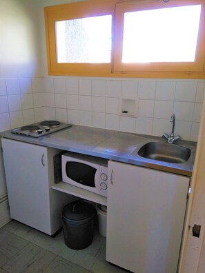 Fridge, microwave, stovetop, coffee/tea maker - Village Vacances Yaloer (Villefranche-de-Panat)