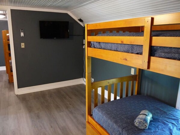 5 habitaciones, escritorio, tabla de planchar con plancha y wifi 