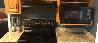 Southern Charm · Cheerful Vacation Home right by the lake!