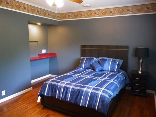 Southern Charm  · Cheerful Vacation Home right by the lake!