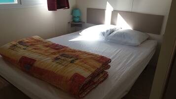 Chalet, Shared Bathroom (Tithome) | Desk, WiFi