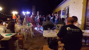 تناول الطعام بالخارج