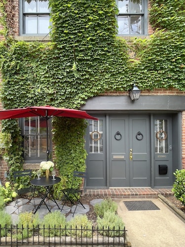 Luxuriously Restored Loft in Old Town Alexandria