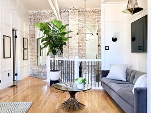 تلفزيون ذكي، مدفأة، مكتبة فيديو