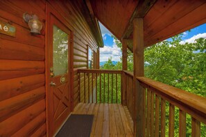 Property grounds - Mountain Charm: Mtn Views! Honeymoon, Resort Pool, Games, Hot Tub, Wifi and more (Sevierville)