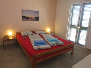 3 bedrooms, travel cot, WiFi, bed sheets - Top apartment for 6 P., south. Location, oceanfront, boat mooring, bike hit! (Blato)