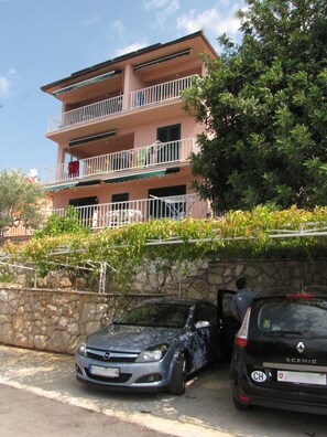 Exterior - Top apartment for 6 P., south. Location, oceanfront, boat mooring, bike hit! (Blato)