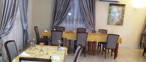 아침 식사, 점심 식사, 저녁 식사 제공, 현지 및 세계 요리