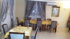 Frühstück, Mittagessen, Abendessen, lokale und internationale Küche