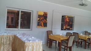 Ze serveren er ontbijt, lunch en diner 