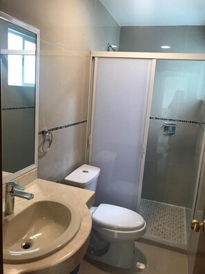 Apartemen Eksekutif, Beberapa Tempat Tidur, pemandangan taman, lantai eksekutif | Kamar mandi | Shower, pancuran hujan, pengering rambut, dan handuk
