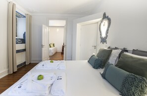 2 chambres, bureau, fer et planche à repasser, lit parapluie