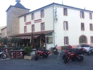 Front of property - Auberge de Saint Rome (Saint-Rome-de-Tarn)