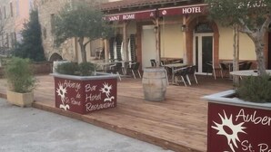 A hotel with outdoor seating and a sign for Auberge de Saint Rome. - Auberge de Saint Rome (Saint-Rome-de-Tarn)