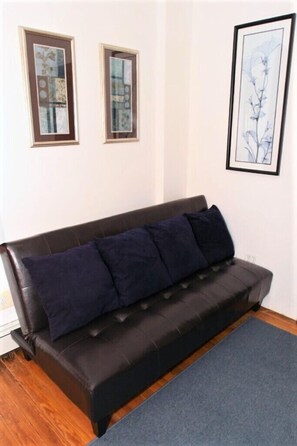 Fernseher, DVD-Player, Bücher, Videothek