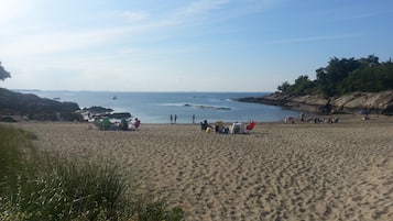 Perto da praia, espreguiçadeiras, toalhas de praia
