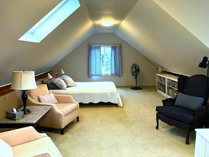 3 bedrooms, iron/ironing board, free WiFi, bed sheets - Discover Your Perfect Cape Ann Getaway - A Charming Bayview Retreat (Gloucester)
