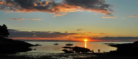 Beach nearby, sun loungers, beach towels